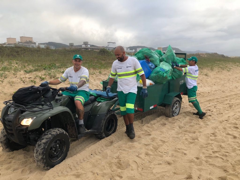 Comcap limpa festas e praias antes do amanhecer