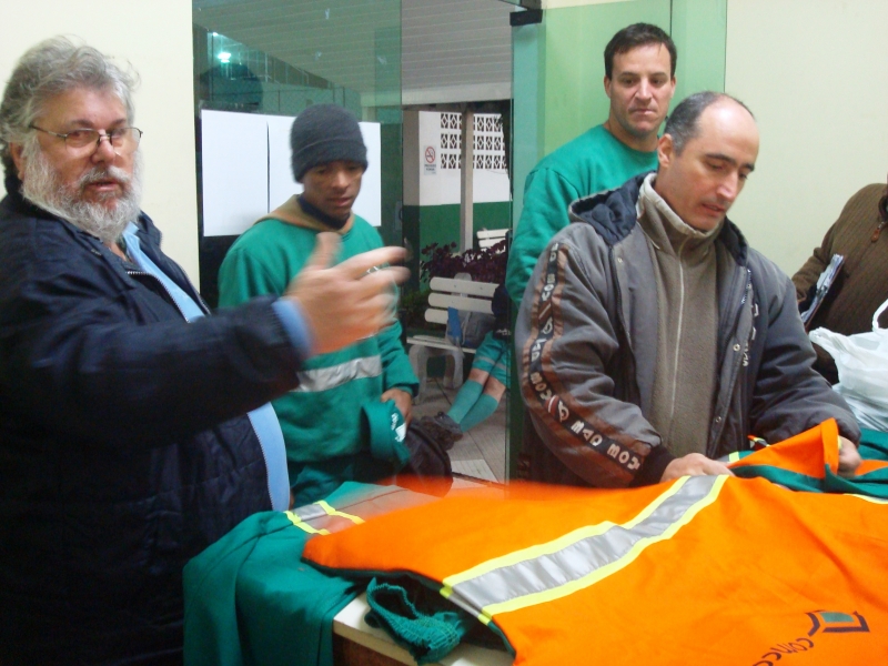 Comcap testa novo uniforme para coleta de resíduos à noite
