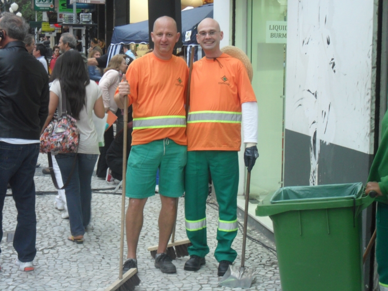 Pianista surpreende o público vestido de gari