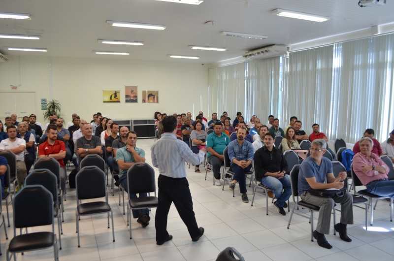 Comcap faz treinamento corporativo com palestra de secretário da Educação