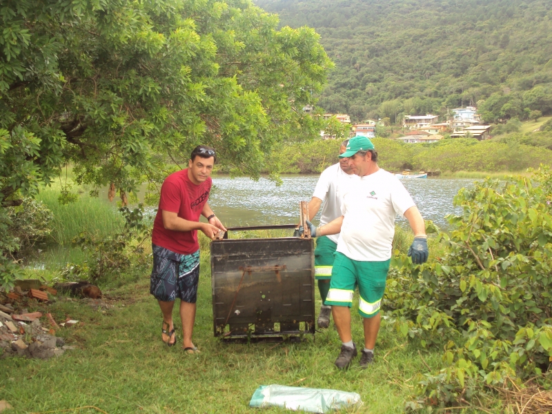Comcap é parceira de mutirão na Barra da Lagoa