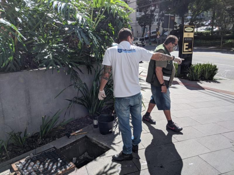 Imóveis irregulares no Centro e em Coqueiros são multados por crime ambiental