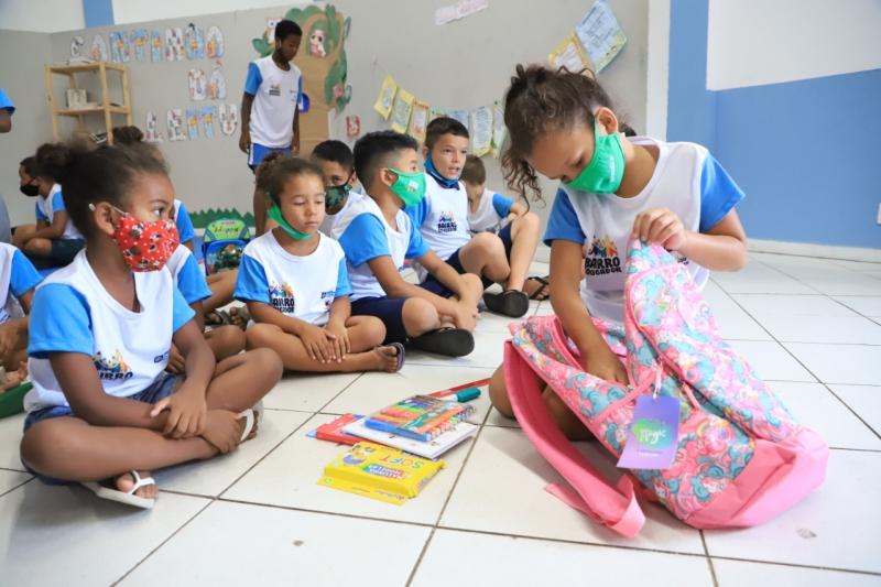 Fundação Somar entrega itens escolares para crianças em vulnerabilidade social de Florianópolis