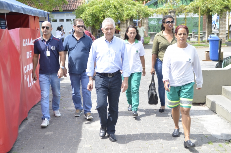 Três operacionais circulam com diretores