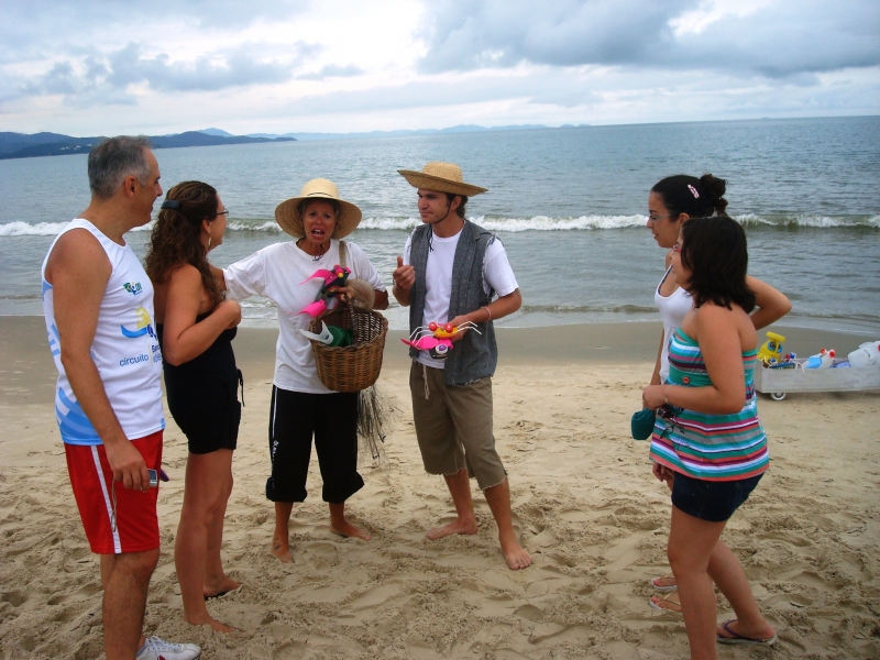Abordagem artística para diminuir lixo nas praias de Florianópolis