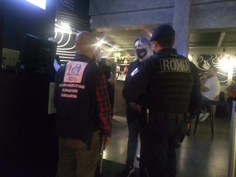 Bar e food park são multados em Florianópolis por aglomeração 