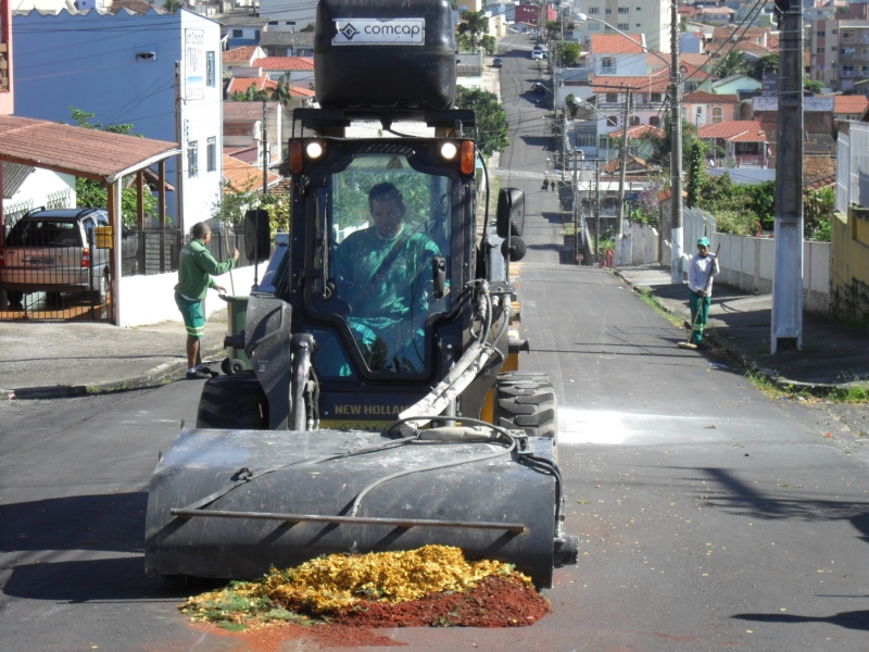 Varredeira mecânica agiliza limpeza no Centro