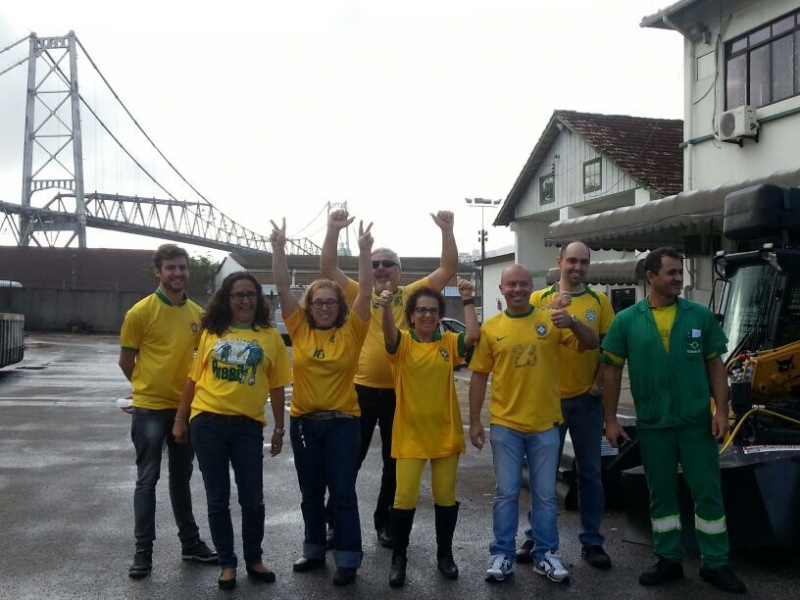 Comcap veste verde-amarelo em dia de estreia