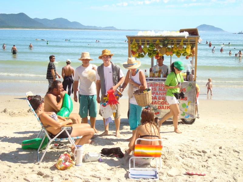Coleta diária e conscientização ambiental durante Operação Verão
