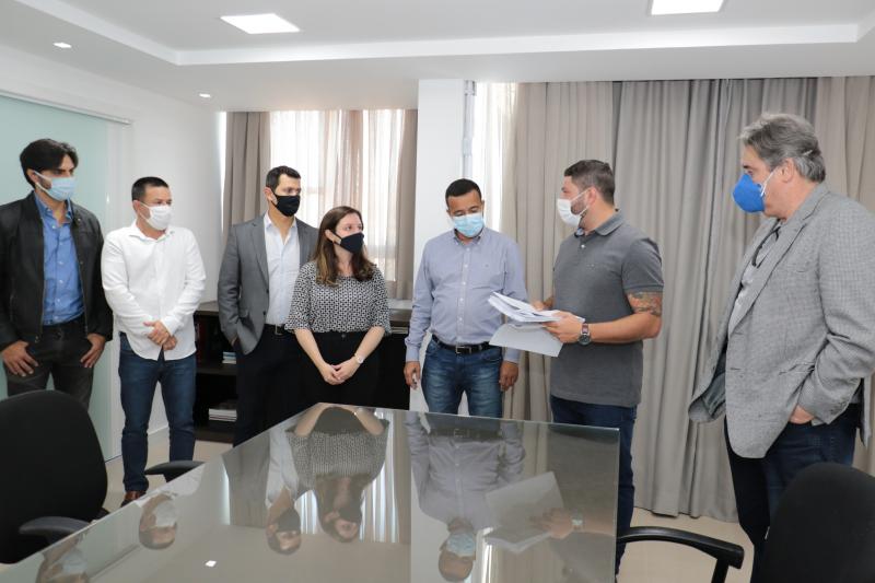Prefeitura entrega revisão do plano de saneamento à Câmara de Vereadores
