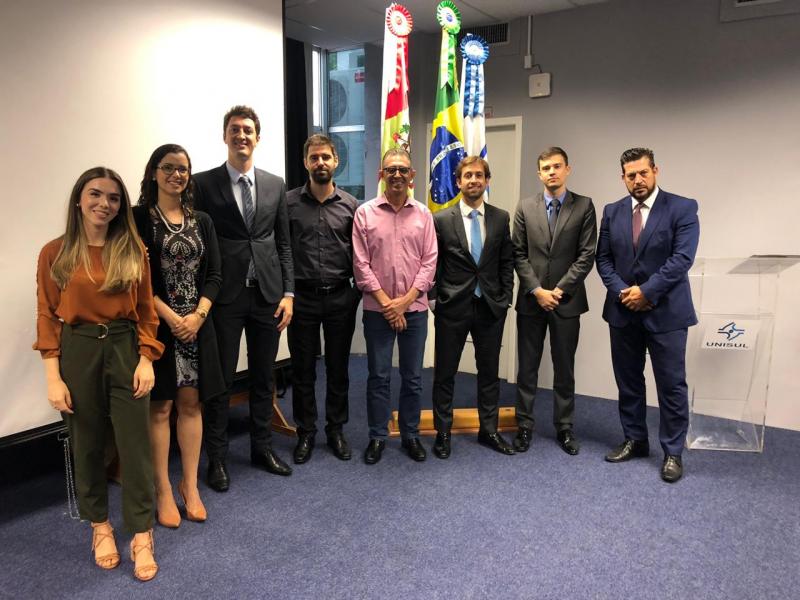 Estudantes da UNISUL acompanham sessão de julgamento do TAT