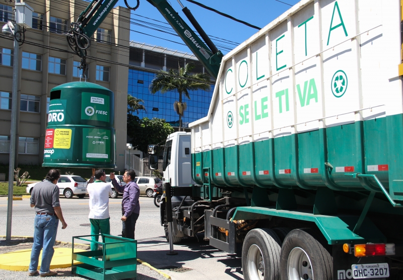 Fiesc faz primeira doação de PEV de Vidro
