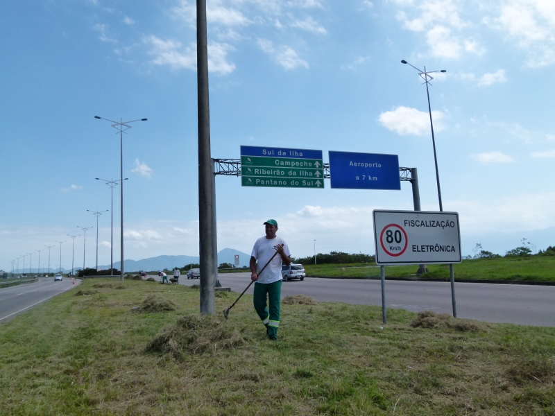 Comcap faz limpeza da Via Expressa Sul