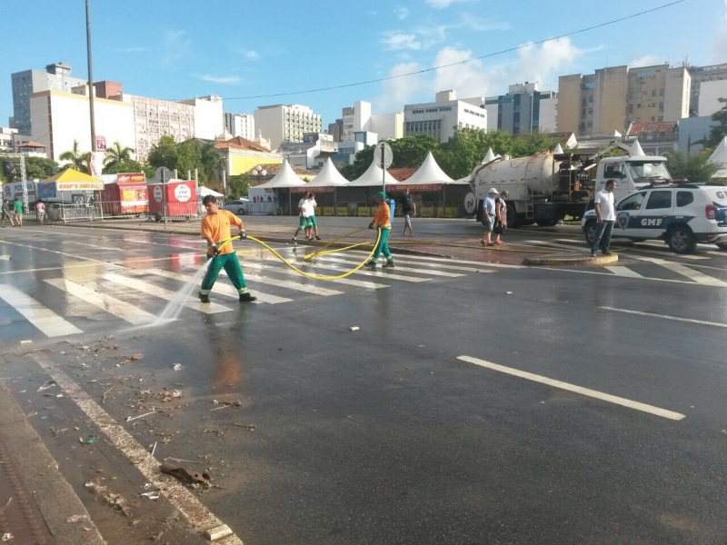 Chuva dificulta a limpeza das ruas no Carnaval