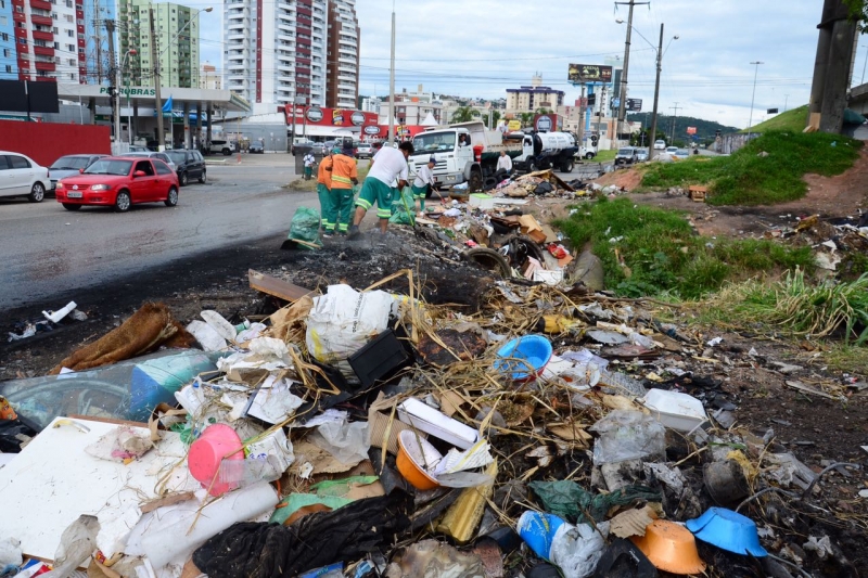 Prefeitura faz limpeza geral no acesso a Florianópolis