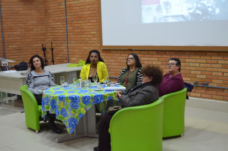 Garis da Comcap participam de debate sobre profissões masculinas
