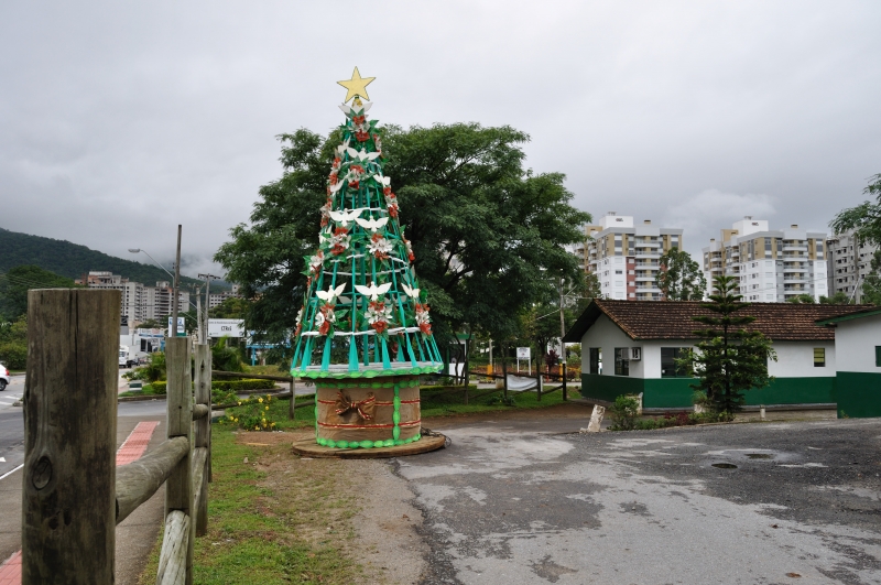 Decoração de Natal feita com materiais recicláveis