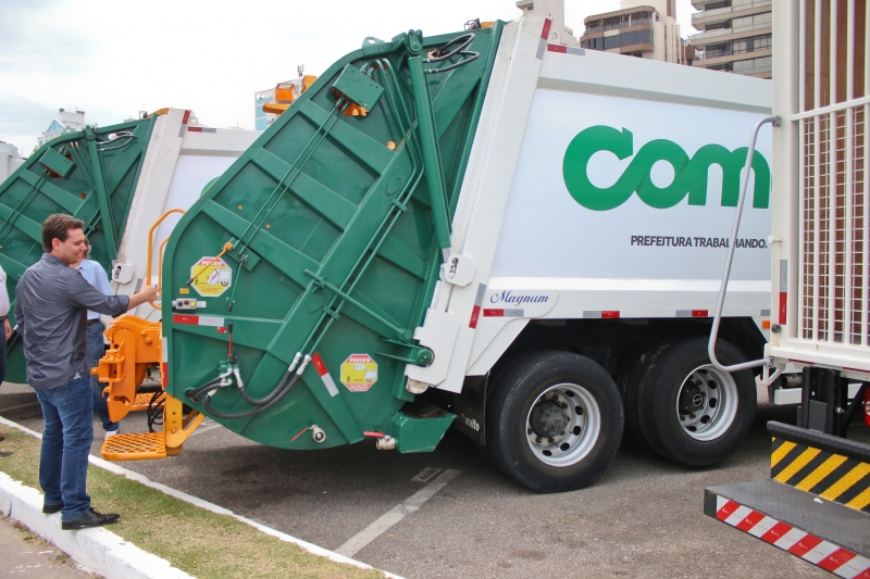 Comcap apresenta novos caminhões na Beira-mar