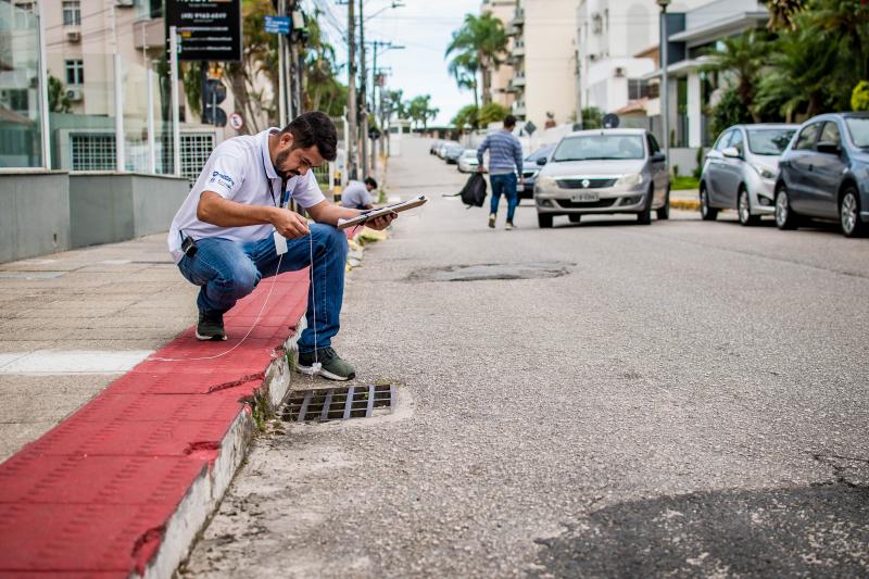 Floripa Se Liga Na Rede inicia inspeções de esgoto no Saco dos Limões e na Costeira do Pirajubaé