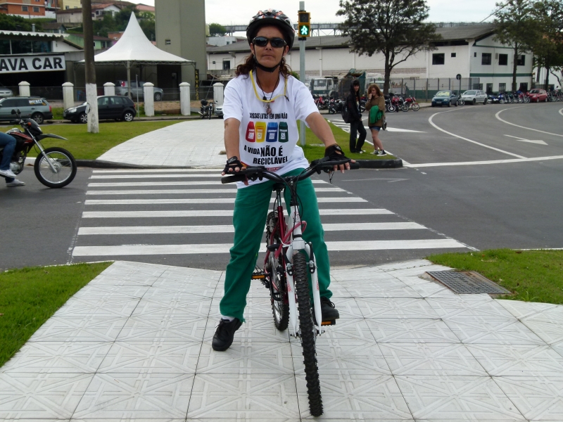 Rute Cardoso chega ao trabalho de bicicleta