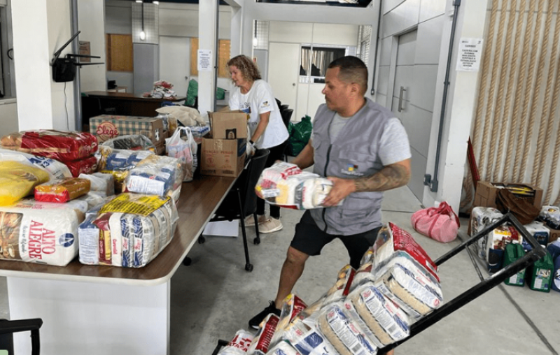Rede solidária Fundação Somar entrega mais de 13 mil quilos de doações para atingidos na comunidade no Monte Cristo