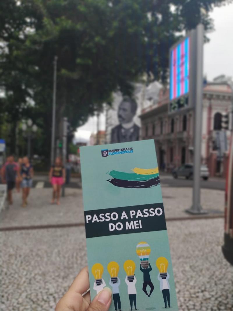 Prefeitura de Florianópolis distribui folder informativo para ajudar microempreendedores da capital