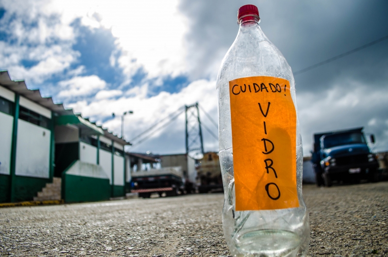Vidro mal acondicionado causa acidente com gari