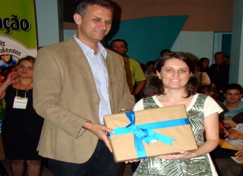 Estagiária da Comcap ganha netbook em sorteio do projeto Saber Digital