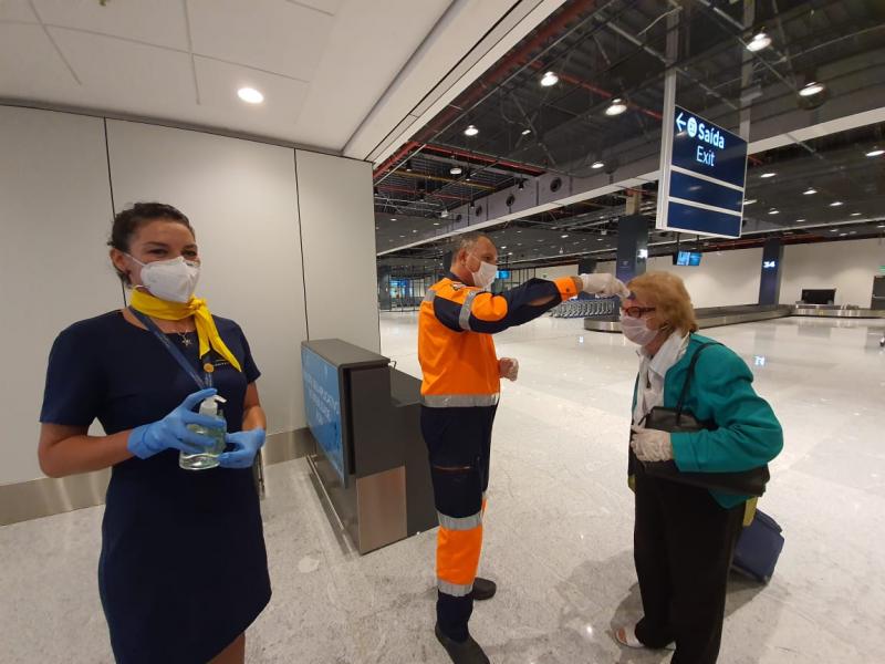 Medir a temperatura da população que entra em hotéis e supermercados passa a ser obrigatório