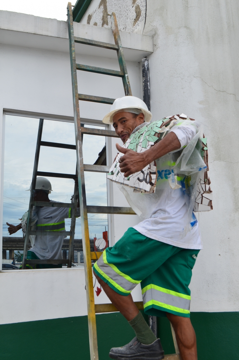Marca da Comcap instalada em mosaico do gari Sátiro, o Tio Baleia