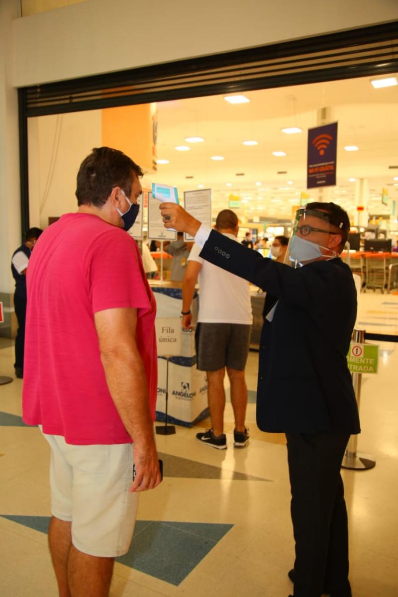21 supermercados são fiscalizados no primeiro dia com obrigatoriedade do uso de termômetros 