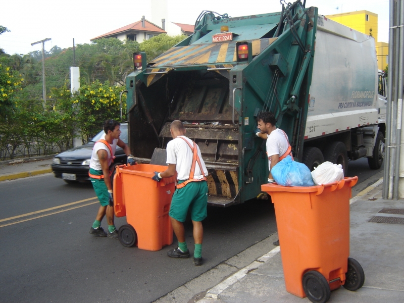 Prefeitura fiscaliza aplicação da Lei 113 de uso dos contentores