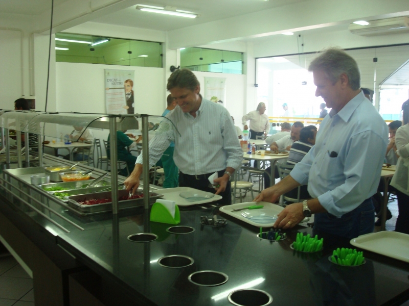 Prefeito Dário Berger almoça com trabalhadores da Comcap