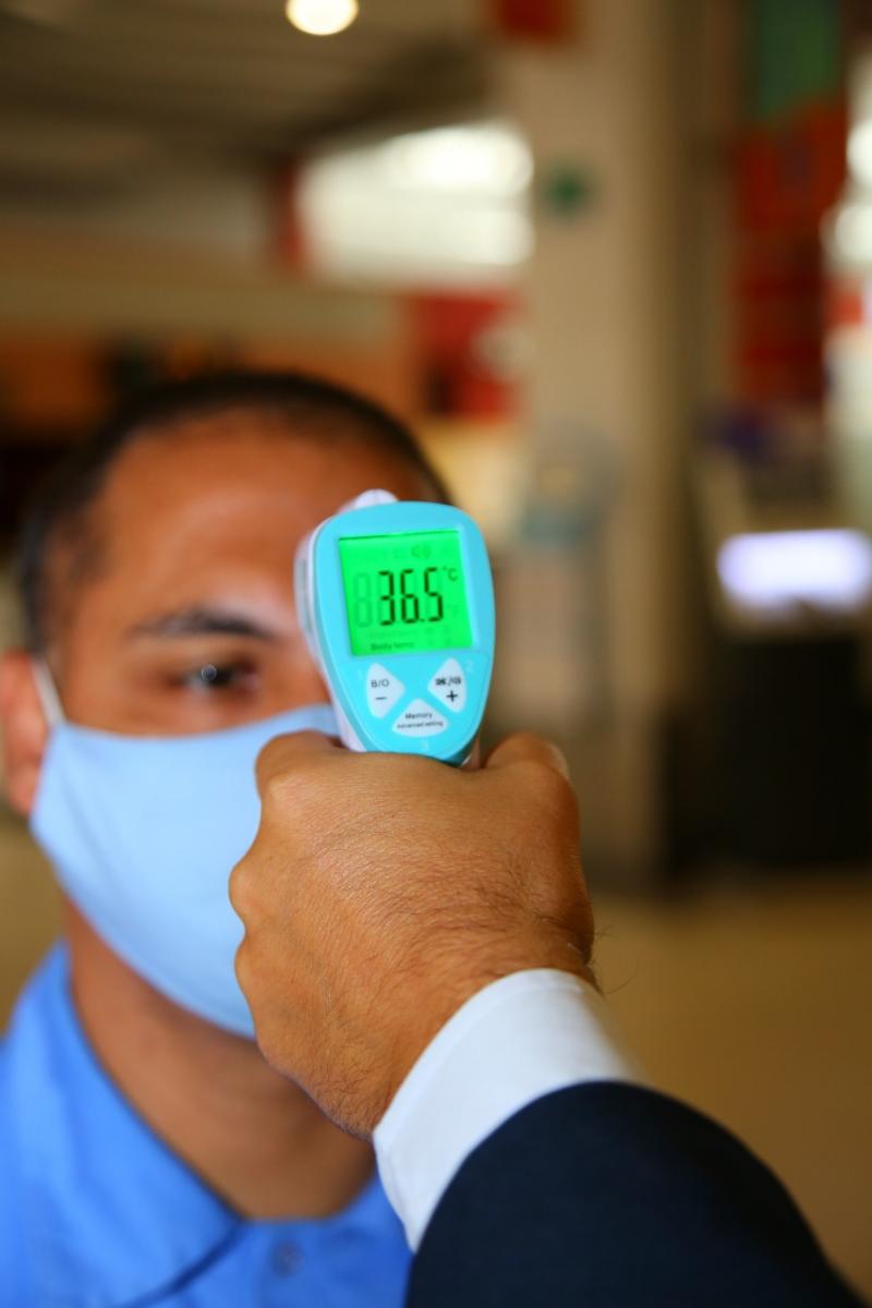 Hotéis, shoppings e templos religiosos devem medir a temperatura de quem entra no espaço 