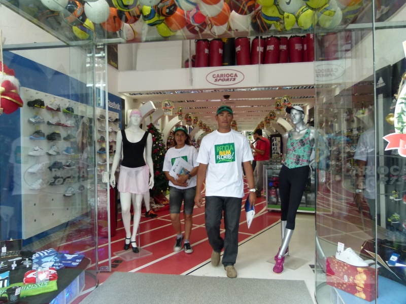 Recicla Bem entrega manual de boas práticas aos comerciantes