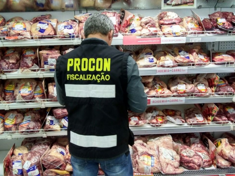 Procon e Vigilância Sanitária notificam supermercados de Florianópolis