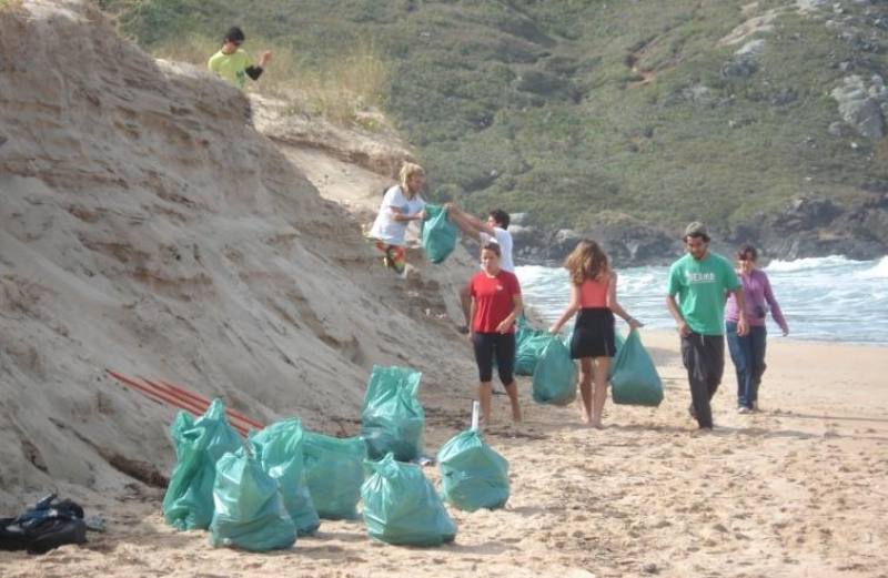 Mutirão coleta 1600 litros de resíduos na Lagoinha do Leste
