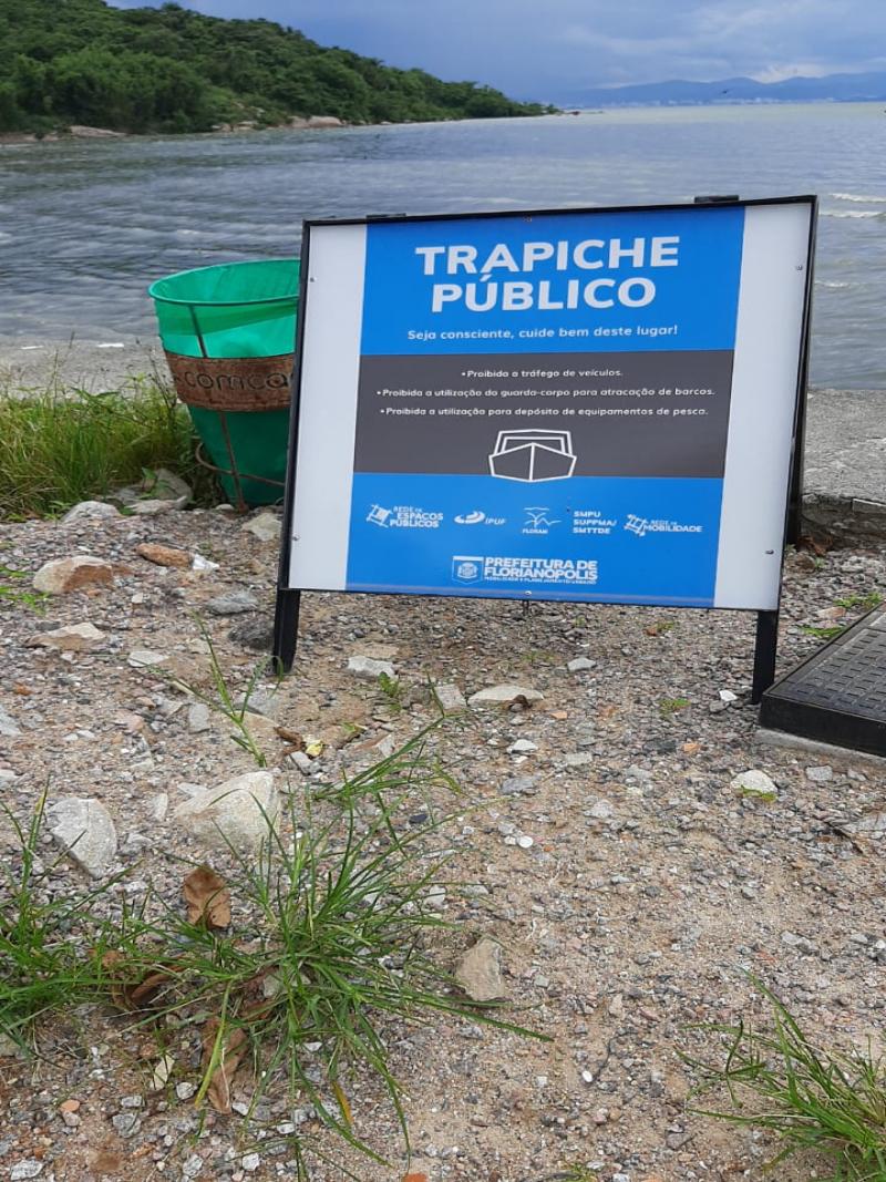 Prefeitura instala placas com orientações no trapiche do João Paulo