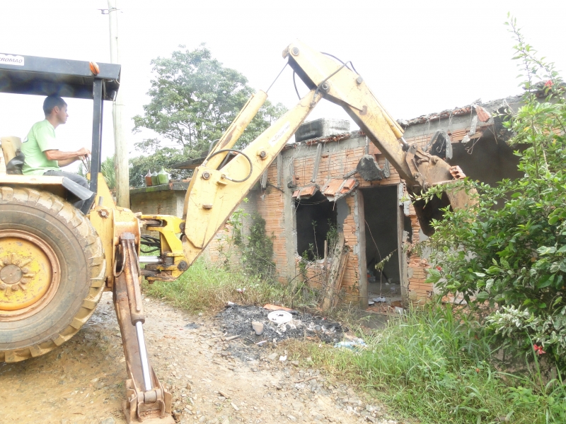 Defesa Civil retira casas em área de risco