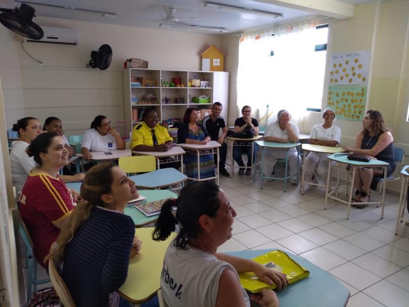 Escola se une para interagir com estudante surdo