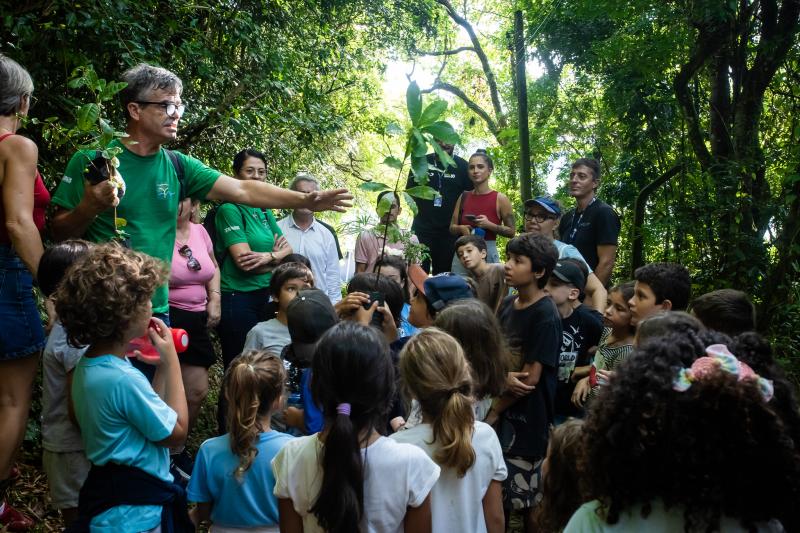Floram realiza plantio de mudas de árvores nativas no Caminho da Costa da Lagoa