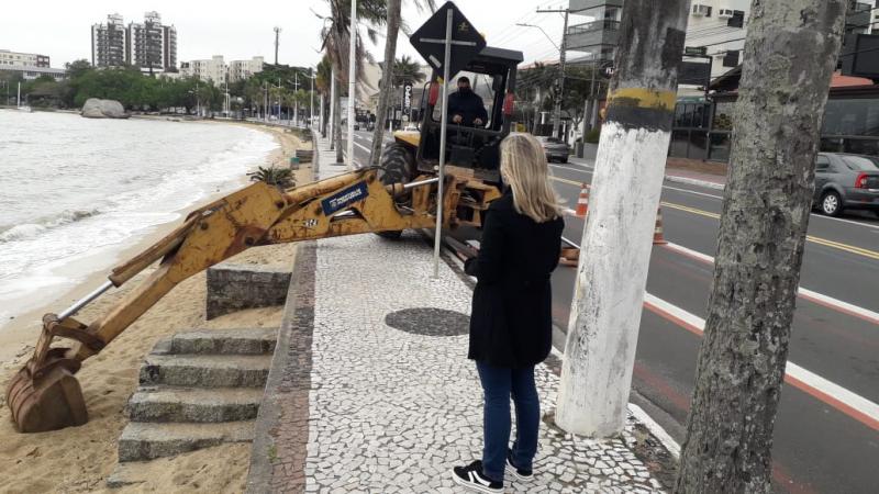 Prefeitura realiza desobstrução de drenagem pluvial em Coqueiros, no Continente