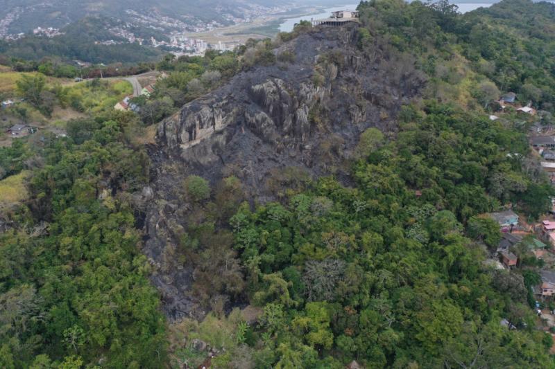 Prefeitura vistoria Morro do Maciço após incêndio deste domingo