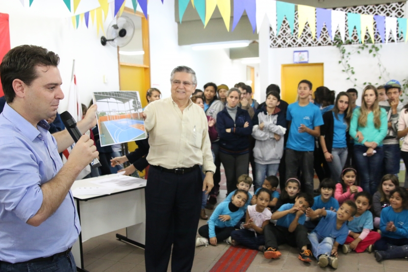 Prefeito assina quase R$ 7 mi em obras na educação