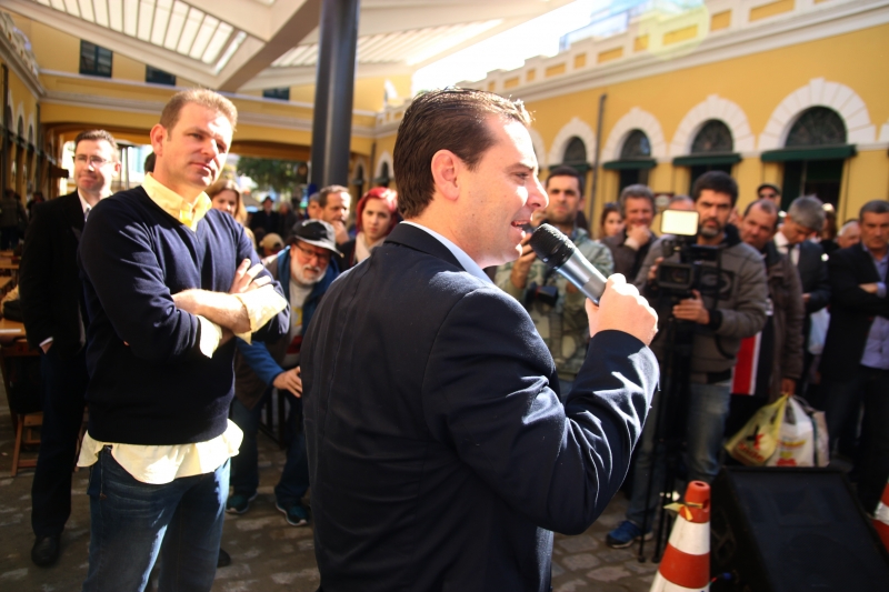 PMF entrega a cobertura do Mercado Público