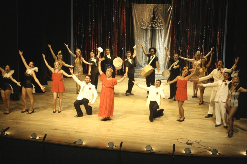 Espetáculo revive brasilidade do teatro de revista