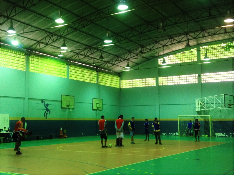 Adolescentes praticam esportes no IFSC 