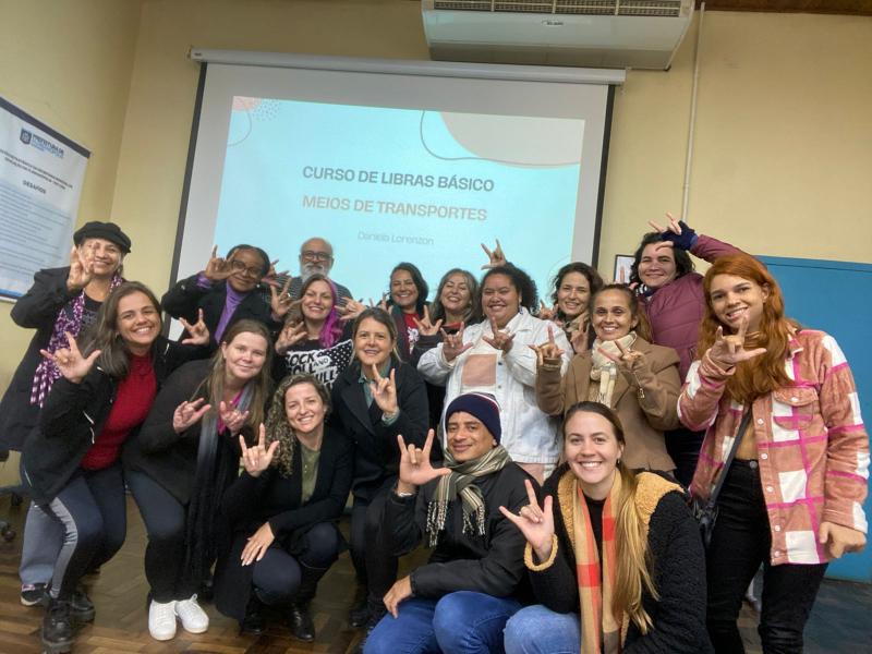 Curso gratuito de libras é oferecido a toda comunidade da Capital