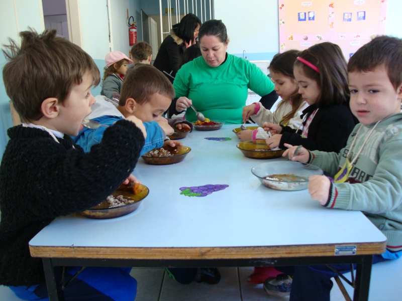 Dança do refeitório: Iniciativa incentiva alimentação de crianças de creche em Florianópolis