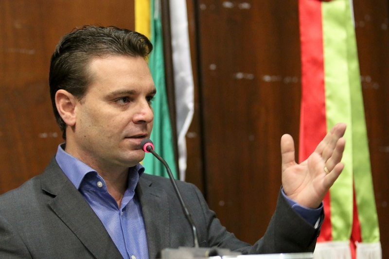 Prefeito anuncia cortes para manter investimento